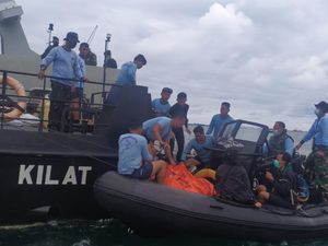 Kopaska Bawa 2 Kantong Terkait Evakuasi Sriwijaya Air SJ182 ke KRI Rigel