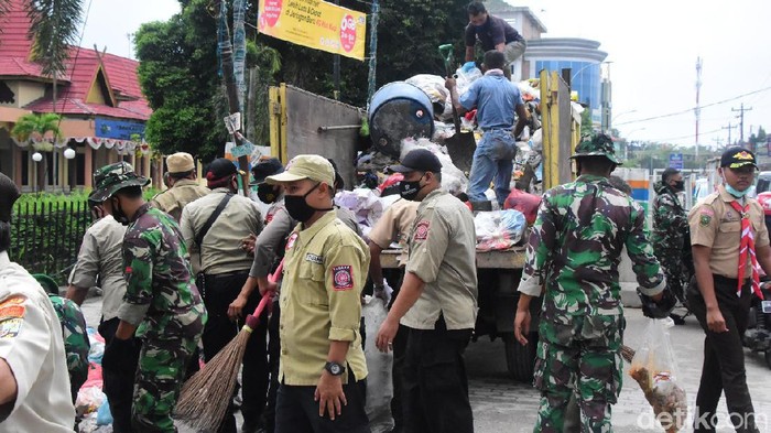 300 personel TNI-Polri bersama warga mengangkut sampah menumpuk di Pekanbaru (dok Istimewa)