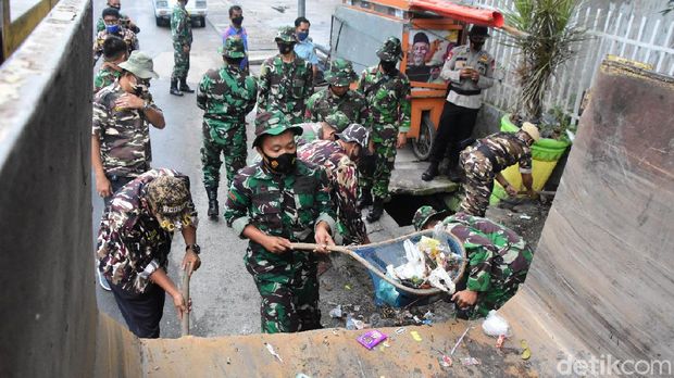 300 personel TNI-Polri bersama warga mengangkut sampah menumpuk di Pekanbaru (dok Istimewa)