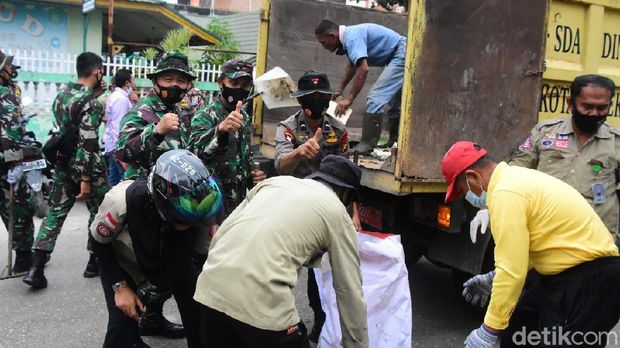300 personel TNI-Polri bersama warga mengangkut sampah menumpuk di Pekanbaru (dok Istimewa)