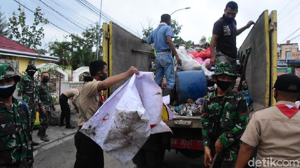 300 personel TNI-Polri bersama warga mengangkut sampah menumpuk di Pekanbaru (dok Istimewa)