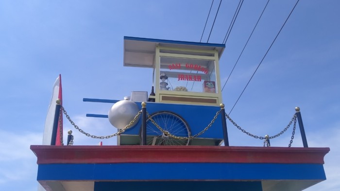 Ada Gerobak Nasgor Nyangkut di Tugu Desa Jrakah, Begini Ceritanya Ada Gerobak Nasgor Nyangkut di Tugu Desa Jrakah, Begini Ceritanya