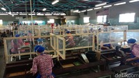 Buruh perusahaan rokok saat bekerja di masa PPKM di salah satu perusahaan di Kudus, Selasa (12/1/2021).