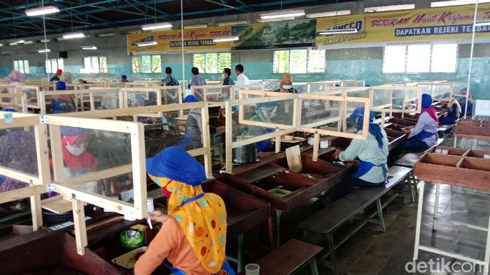 Pemerintah Kabupaten Kudus, Jawa Tengah melakukan Pemberlakuan Pembatasan Kegiatan Masyarakat (PPKM) mulai 11-25 Januari 2021. Salah satunya semua perusahaan hingga kantor dibatasi jumlah pekerjanya hanya 25 persen saja.