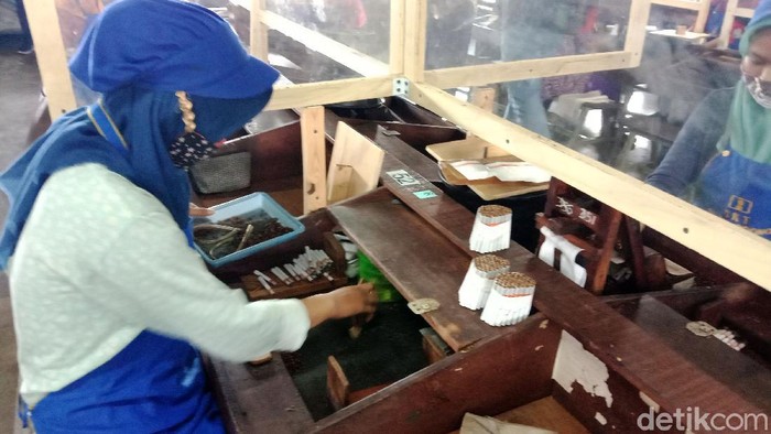 Pemerintah Kabupaten Kudus, Jawa Tengah melakukan Pemberlakuan Pembatasan Kegiatan Masyarakat (PPKM) mulai 11-25 Januari 2021. Salah satunya semua perusahaan hingga kantor dibatasi jumlah pekerjanya hanya 25 persen saja.