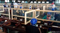 Dari pantauan di lapangan rombongan Plt Bupati Kudus HM Hartopo melakukan peninjauan di salah satu perusahaan rokok ternama di Kudus, Selasa (12/1). Dari pantauan jumlah pekerja yang bekerja di kantor hanya 75 pekerja. Biasanya mencapai 300 pekerja.