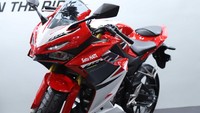 Honda CBR150R punya fascia seperti motor 2 silinder CBR250RR. Dengan dseain lampu bertumpuk, di mana DRL (DayTime Running Light) di bagian atas, dan lampu LED di posisi bawahnya. Pun demikian pada lampu belakang,  terlihat mengadopsi CBR250RR. Stop lamp-nya dibuat bertingkat. Oiya, semua lampu baik sein, headlamp, dan stop lamp dari Honda CBR150RR terbaru ini sudah menggunakan LED. Foto: Astra Honda Motor