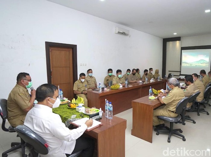 Anas Keliling Dinas Cek Kesiapan Bansos hingga Perbaikan Perizinan