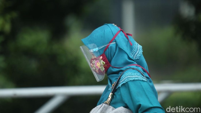 Anies Terbitkan Pergub Baru Soal Standar Masker, Penasaran? Gubernur DKI Jakarta Anies Baswedan menetapkan standar masker yang dapat digunakan oleh masyarakat selama pandemi virus Corona COVID-19.