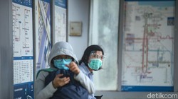 Gubernur DKI Jakarta Anies Baswedan menetapkan standar masker yang dapat digunakan oleh masyarakat selama pandemi virus Corona COVID-19.