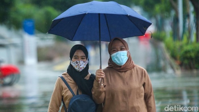 Gubernur DKI Jakarta Anies Baswedan menetapkan standar masker yang dapat digunakan oleh masyarakat selama pandemi virus Corona COVID-19.
