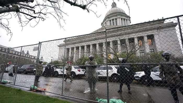 Otoritas penegak hukum Amerika Serikat meningkatkan pengamanan menjelang pelantikan Presiden AS terpilih, Joe Biden, pada 20 Januari 2021. Peningkatan keamanan ini dilakukan pasca massa pendukung Donald Trump menyerbu Gedung Parlemen AS, Capitol, dan membuat kerusuhan.
