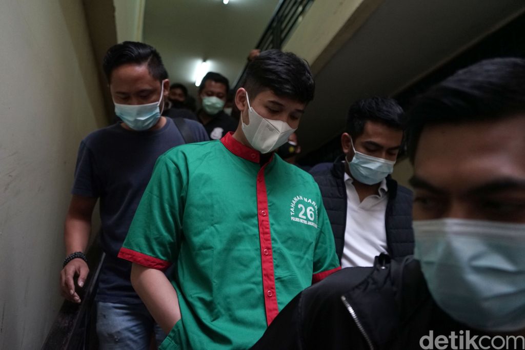 Suami dari penyanyi Nindy, Parasady Harsono saat dihadirkan rilis narkoba di Polres Metro Jakarta Barat, Selasa, (12/1/2021).