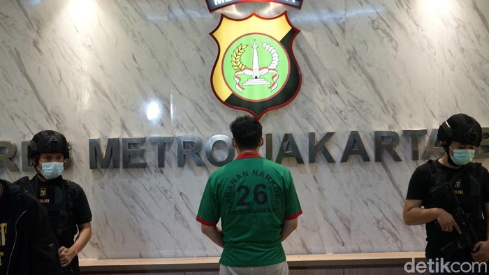 Suami dari penyanyi Nindy, Parasady Harsono saat dihadirkan rilis narkoba di Polres Metro Jakarta Barat, Selasa, (12/1/2021).