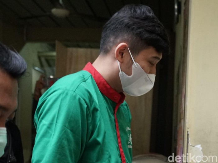Suami dari penyanyi Nindy, Parasady Harsono saat dihadirkan rilis narkoba di Polres Metro Jakarta Barat, Selasa, (12/1/2021).