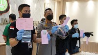 Polisi pun merilis barang bukti berupa alat hisap atau bong, 1,5 butir Happy Five serta senpi Bareta Kaliber 6.35. Pool/Palevi S/detikFoto