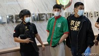 Polisi pun menyebutkan jika saat penangkapan APH kooperatif dan tak melakukan perlawanan. Pool/Palevi S/detikFoto