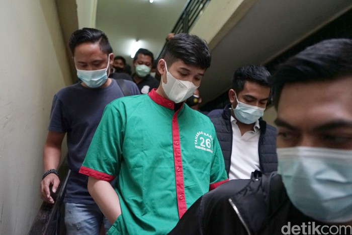 Askara Parasady Harsono Askara Parasady Harsono, suami Nindy Ayunda, saat ditemui di Polres Metro Jakarta Barat.