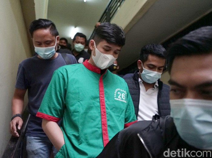 Askara Parasady Harsono, suami Nindy Ayunda, saat ditemui di Polres Metro Jakarta Barat.