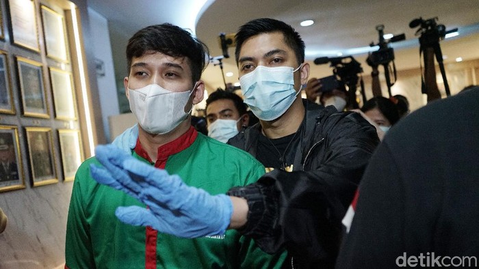 Askara Parasady Harsono, suami Nindy Ayunda, saat ditemui di Polres Metro Jakarta Barat.