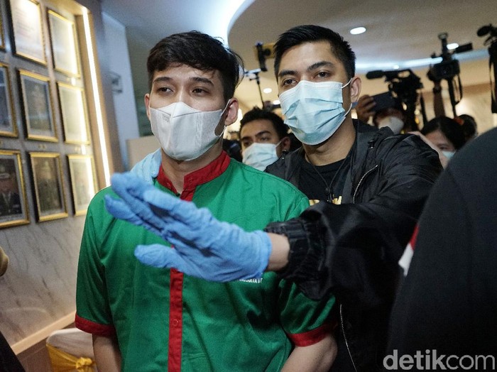 Askara Parasady Harsono, suami Nindy Ayunda, saat ditemui di Polres Metro Jakarta Barat.