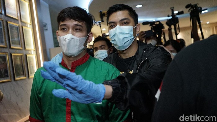 Suami dari penyanyi Nindy, Parasady Harsono saat dihadirkan rilis narkoba di Polres Metro Jakarta Barat, Selasa, (12/1/2021).