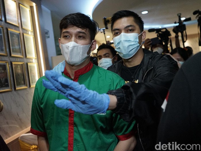 Suami dari penyanyi Nindy, Parasady Harsono saat dihadirkan rilis narkoba di Polres Metro Jakarta Barat, Selasa, (12/1/2021).