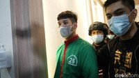 Tak ada kata yang keluar dari mulut suami Nindy Ayunda itu. Pool/Palevi S/detikFoto