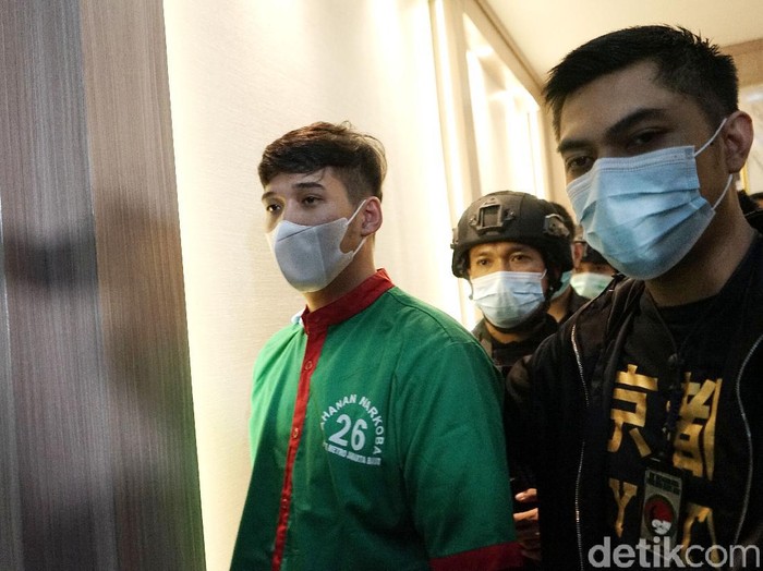 Askara Parasady Harsono, suami Nindy Ayunda, saat ditemui di Polres Metro Jakarta Barat.