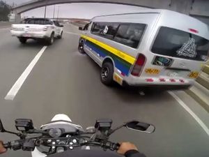 Bak Adegan Film! Mobil Polisi Vs Minibus di Peru