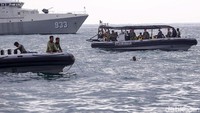 Beberapa penyelam terlihat muncul di permukaan laut.