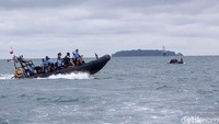 Pasukan penyelam yang dikerahkan berasal dari Denjaka, Marinir, Basarnas, Kopaska, dan Dislambair.