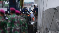 Terlihat FDR diletakkan di dalam sebuah kotak bening. Terlihat kotak bening itu diisi air dan tampak ada kotak berwarna oranye yang merupakan FDR black box Sriwijaya Air. FDR itu diperlihatkan kepada awak media.