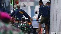 Pantauan di lokasi, Slasa (12/1/2021), FDR itu tiba di JICT pukul 18.03 WIB. FDR langsung diturunkan dari kapal oleh sejumlah petugas.