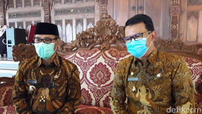 Bupati Temanggung M Al Khadziq (kiri) dan Wakil Bupati Temanggung Heri Ibnu Wibowo
