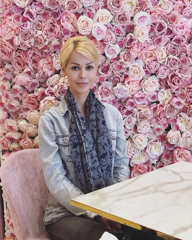 Selama 20 tahun, Ceylan Ozgul hidup terkungkung dalam tekanan Harun Yahya. Dalam akun Instagramnya, wanita berambut pendek itu mengatakan bahwa dia diisolasi selama ini.  Foto: dok. Instagram