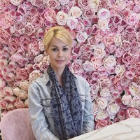 Selama 20 tahun, Ceylan Ozgul hidup terkungkung dalam tekanan Harun Yahya. Dalam akun Instagramnya, wanita berambut pendek itu mengatakan bahwa dia diisolasi selama ini.  Foto: dok. Instagram