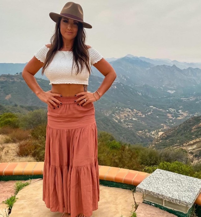 Ketika aku menjadi guru, keluargaku sangat kesulitan secara finansial. Setelah bergabung di OnlyFans, keuanganku membaik dan aku bisa memenuhi kebutuhan keluarga, kata Courtney seperti dikutip New York Post, Senin (11/1/2021). (Foto: Instagram/@courtneytillia)