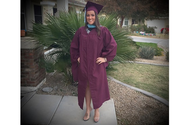 Sebelum menjadi bintang OnlyFans, Courtney adalah guru di sebuah sekolah luar biasa di Phoenix selama enam tahun. Ia lantas terpaksa meninggalkan pekerjaan tersebut karena gajinya sebagai guru tak cukup untuk memenuhi biaya hidup keluarganya. (Foto: Instagram)