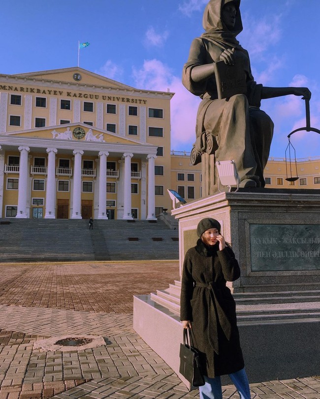 Dayana saat ini masih duduk di bangku kuliah. Ia memilih jurusan hukum. (Foto: Instagram/@demi.demik)