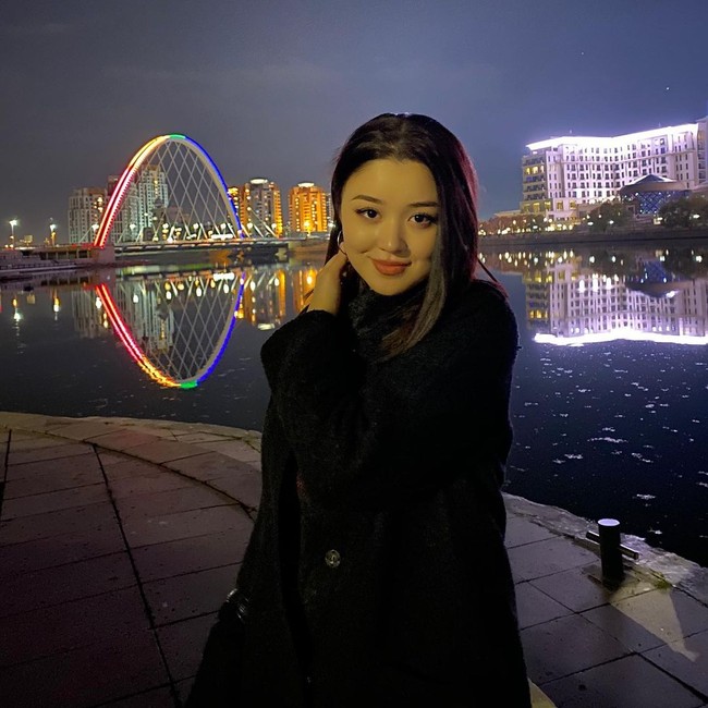 Dayana lahir 18 tahun lalu. Seperti anak muda kebanyakan, Dayana juga aktif di media sosial.