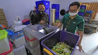 Pegawai Mandiri Syariah tengah mendampingi nasabah UMKM produsen minuman jeruk nipis peras Jenisa, Benhardi, di Kuningan Jawa Barat. Mandiri Syariah sebagai bank syariah terbesar di Indonesia berkomitmen dalam memberikan dukungan pembiayaan dan pengembangan  UMKM baik melalui program langsung maupun kolaborasi dengan program Pemerintah. 