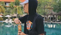Dr Tirta memang sangat mendukung kuliner lokal. Seperti pada momen ini, ia jajan siomay dari penjual sepedaan kaki lima. Bahkan ia juga berpose bersama dengan penjual siomaynya. Foto: Instagram @dr.tirta