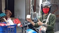 Ini momen dr Tirta saat membagikan nasi bungkus gratis untuk masyarakat di kampung Flores, Tanjung Benoa, Bali. Dr Tirta membagikan makanan sambil mengendarai sepeda motor. Foto: Instagram @dr.tirta
