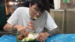 Dukung Kuliner Lokal, dr Tirta Pilih Jajan di Angkringan dan Warung Pecel