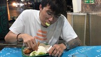 Lihat gaya asyiknya saat makan pecel lele di warung kaki lima ini. Nama warung yang disinggahi adalah warung pecel lele Sedayu. Hidup kaki lima, tulisnya di caption. Foto: Instagram @dr.tirta