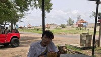 Ia juga disibukkan dengan survei dan edukasi protokol kesehatan. Di tengah kesibukannya tersebut ia bersantai sambil menikmati air kelapa. Foto: Instagram @dr.tirta
