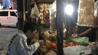 Dr Tirta juga pernah makan di angkringan. Dr Tirta mengatakan bahwa agak sulit untuk menemukan angkringan di Jakarta. Harus pinter dan jeli, saya hafalnya cuma deket Metro TV ada 1 enak, bahagiaku simple, tulisnya. Foto: Instagram @dr.tirta