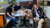 Nama dr Tirta kembali ramai karena terlibat adu argumen dengan Melly Goeslaw. Dalam argumennya dr Tirta mengatakan bahwa face shield yang dikenakan Melly adalah keliru. Foto: Instagram @dr.tirta