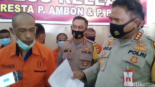 Dua bapak di Ambon ditangkap polisi atas kasus pemerkosaan terhadap anak kandungnya yang masih berusia 15 tahun (Muslimin Abbas/detikcom)